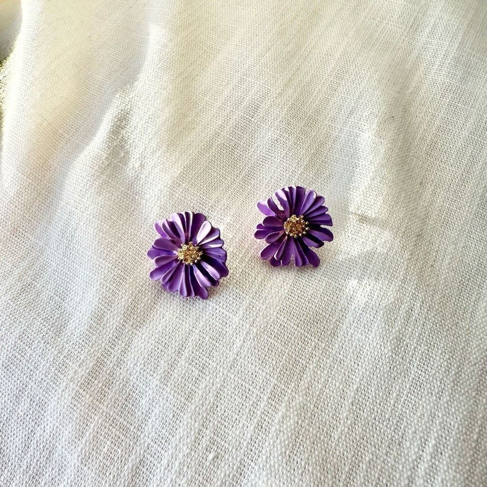 Lightโpurpleโpetiteโflowerโstud